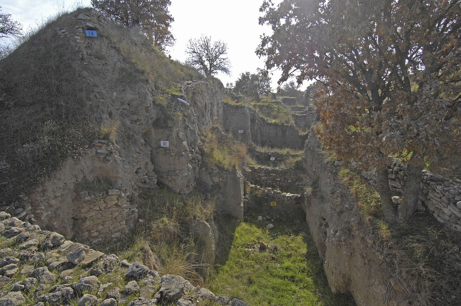 Schliemann's trench is still open today. The plaques on the cut faces show which wall belongs to which city: Troy IX at the upper left, with the remains of older cities as you descend.